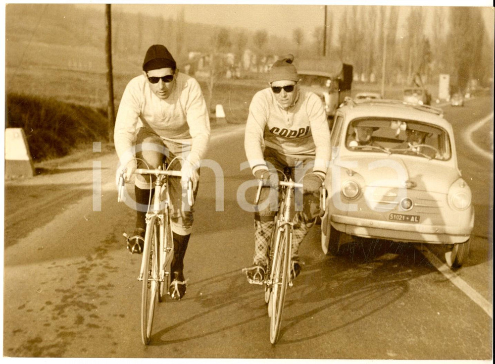 1955 ca NOVI LIGURE Fausto COPPI si allena con il gregario Colombo CASSANO Foto Fotografia d'epoca con didascalia coeva al verso. CONDIZIONI: G (ma minima piegatura)FORMATO: 18x13 cm     originale e autentica 1