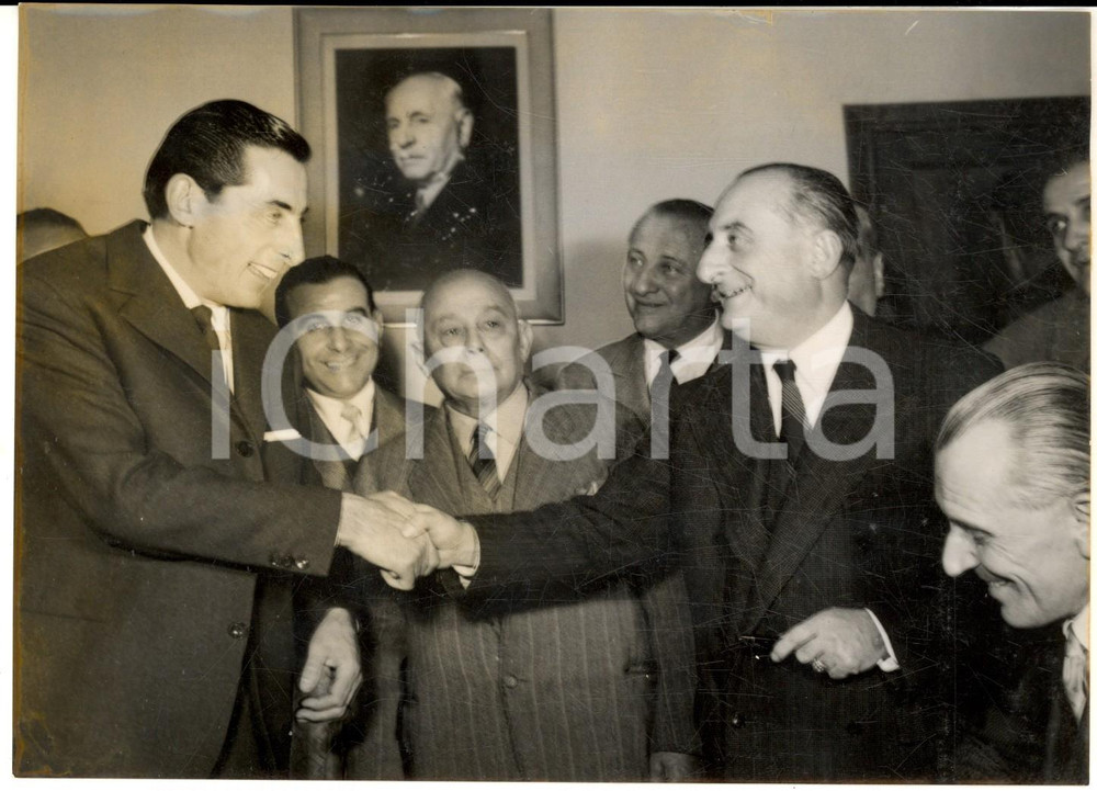 Fotografia d epoca originale 1955 ca MILANO Fausto COPPI rinnova il contratto con la Edoardo Bianchi Foto 1