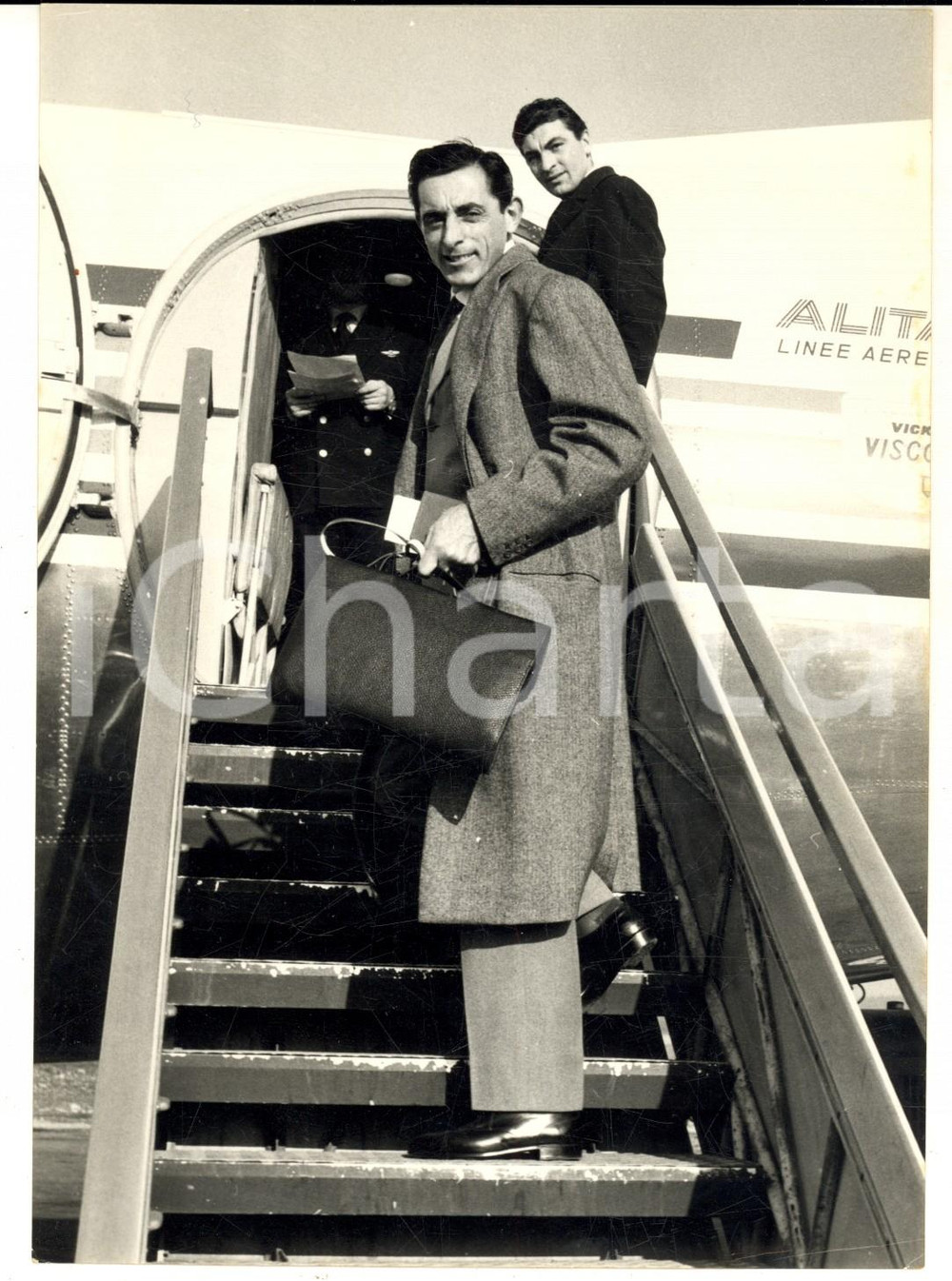1957 MILANO Fausto COPPI in partenza per il Sud America con volo ALITALIA - Foto Fotografia d'epoca con didascalia coeva al verso. CONDIZIONI: G (ma lieve piegatura)FORMATO: 13x18 cm     originale e autentica 1