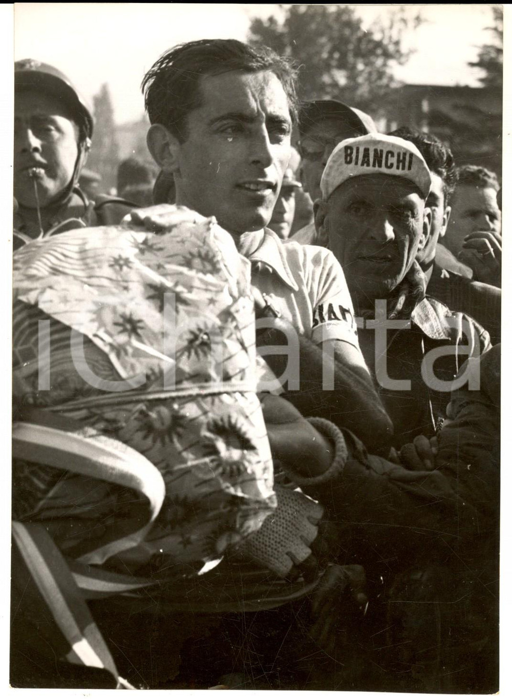 1955 ca CICLISMO Giro d'Italia - Fausto COPPI dopo una vittoria di tappa *Foto Fotografia d'epoca con didascalia coeva al verso. CONDIZIONI: G (ma lieve sovraimpressione)FORMATO: 13x18 cm     originale e autentica 1