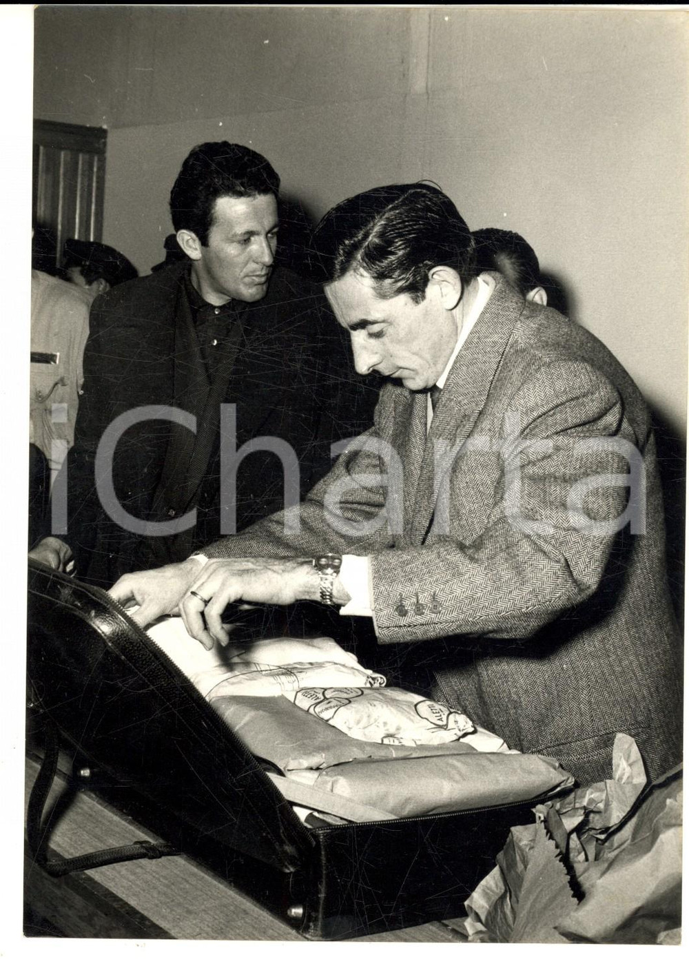 1957 MILANO MALPENSA Fausto COPPI in partenza per il Sud America - Foto Fotografia d'epoca con didascalia coeva al verso. CONDIZIONI: G FORMATO: 13x18 cm     originale e autentica 1