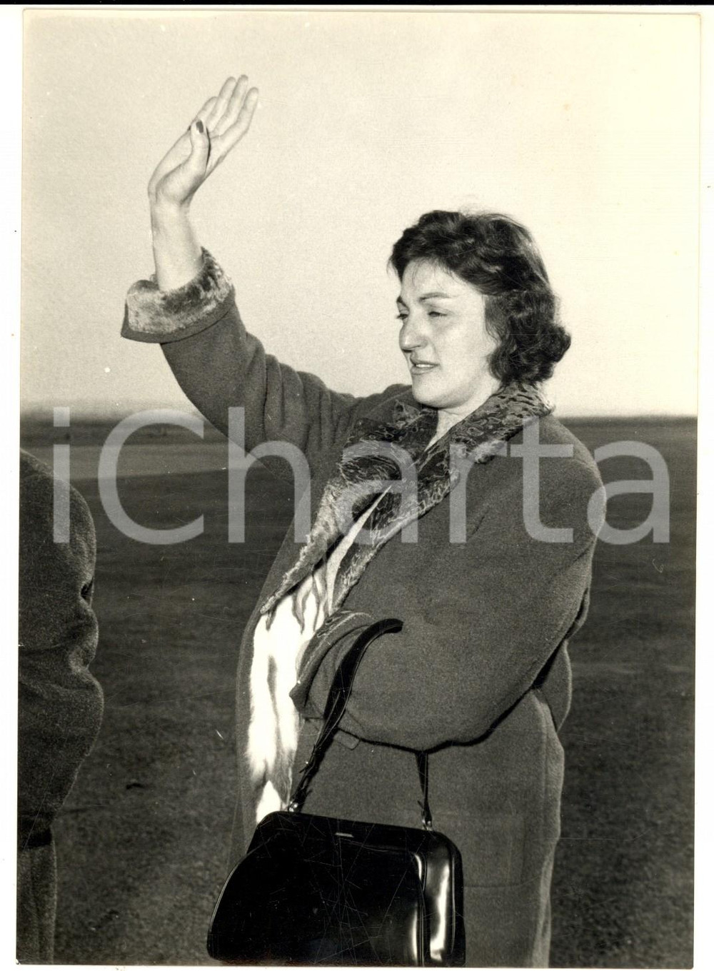 1957 MILANO Giulia OCCHINI saluta Fausto COPPI in partenza per Sud America *Foto Fotografia d'epoca con didascalia coeva al verso. CONDIZIONI: G FORMATO: 13x18 cm     originale e autentica 1