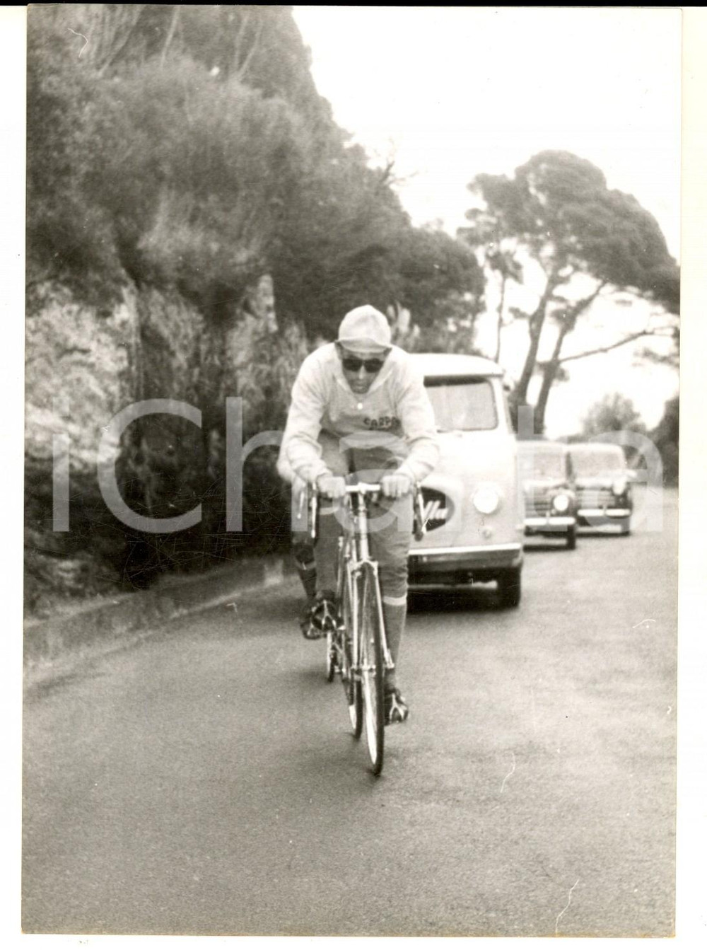 1957 VARAZZE Fausto COPPI in allenamento nella Riviera Ligure - Foto 13x18 Fotografia d'epoca con didascalia coeva al verso. CONDIZIONI: G FORMATO: 13x18 cm     originale e autentica 1