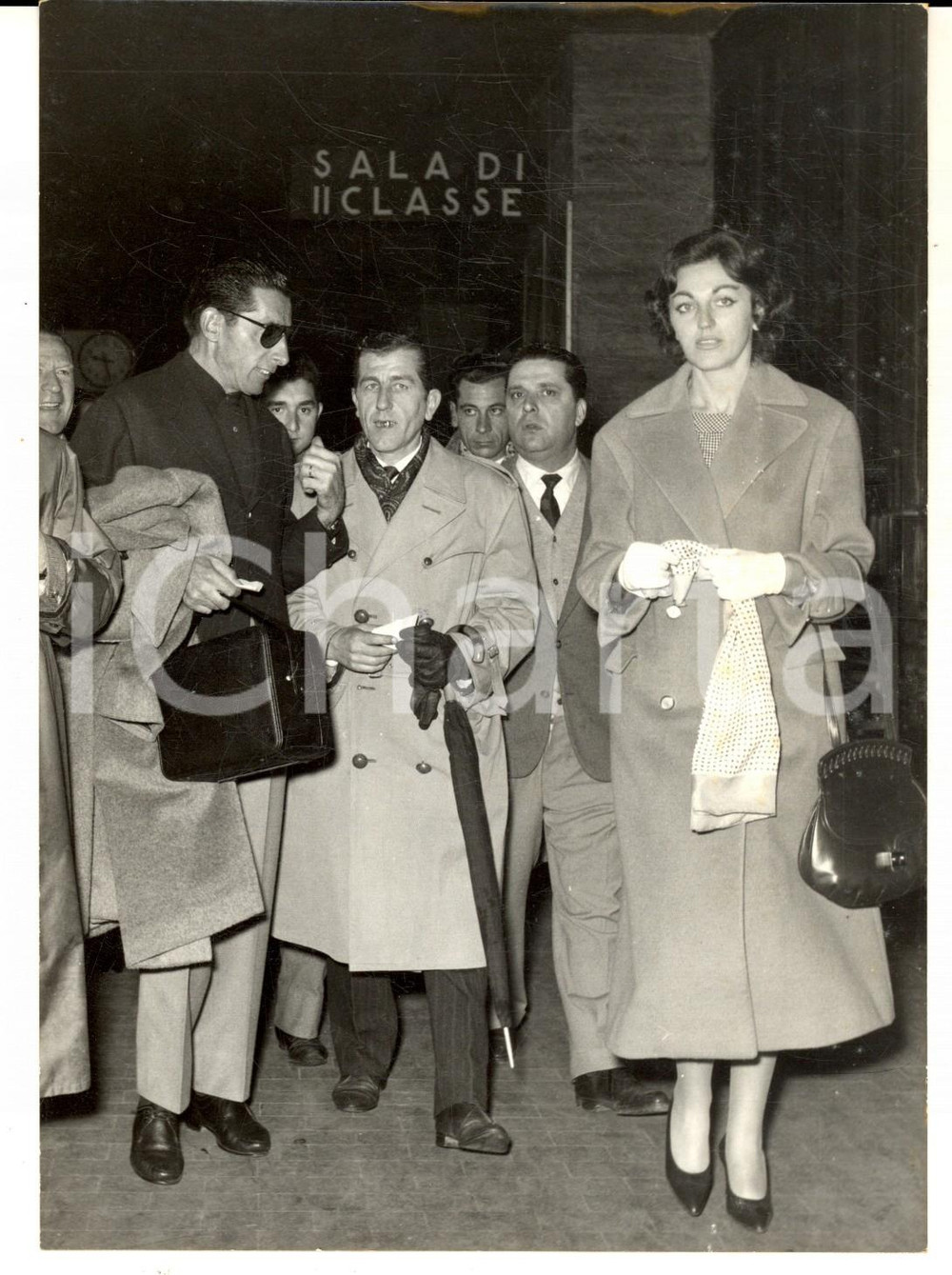 1958 ROMA Arrivo di Fausto COPPI per il Giro di Sardegna - Foto 13x18 cm Fotografia d'epoca con didascalia coeva al verso.  CONDIZIONI: G     originale e autentica 1