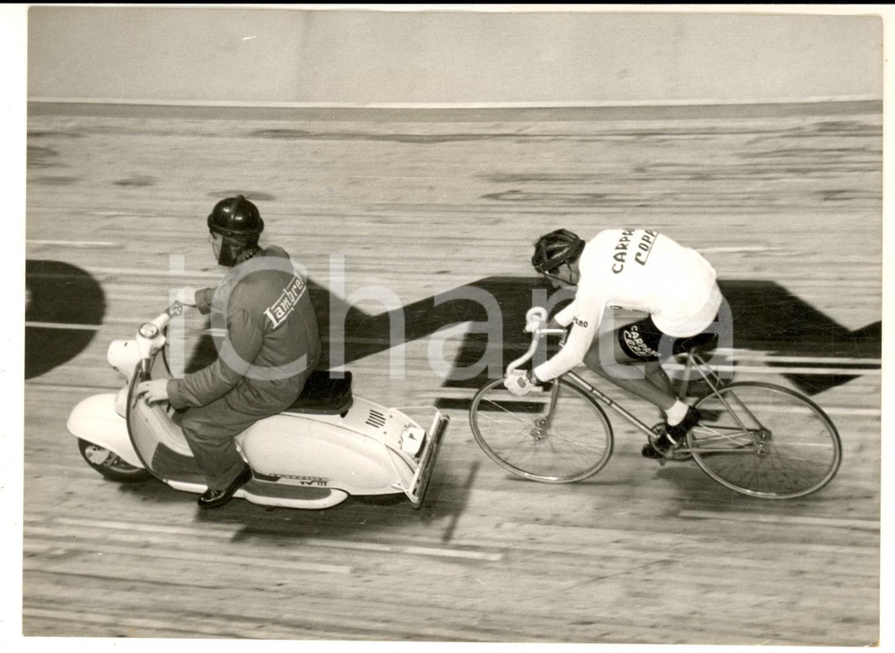 1957 MILANO TELEMATCH Fausto COPPI insegue una Lambretta durante le prove - Foto