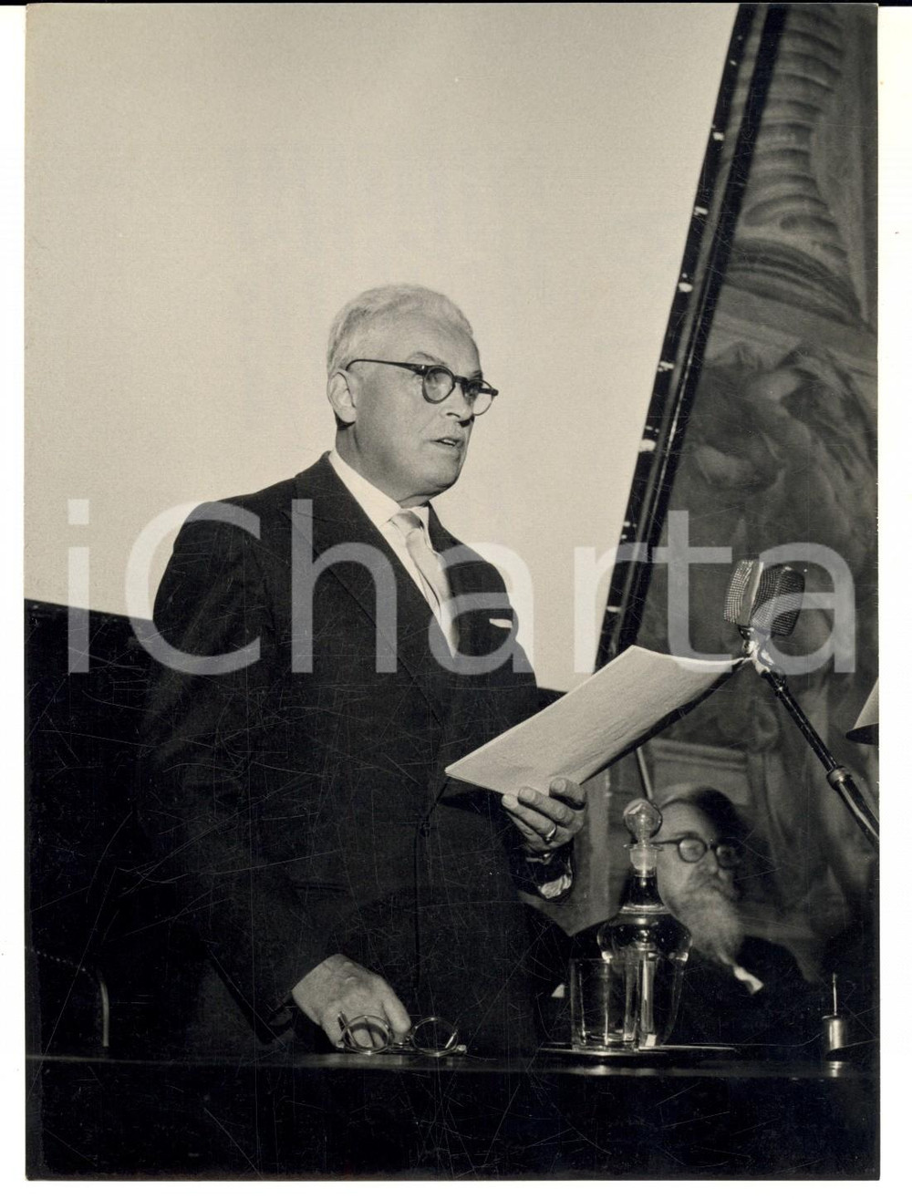 1957 TORINO Prof. Antonio CAPETTI alla consegna della medaglia d'oro *Foto 13x18 Fotografia d'epoca con didascalia coeva al verso. CONDIZIONI: G     originale e autentica 1
