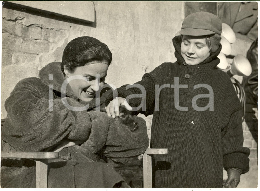 1960 ca CINEMA ITALIA Scena tra madre e figlio con un cagnolino *Foto 24x18 cm Fotografia d'epoca.CONDIZIONI: fair (piegature)    originale e autentica 1
