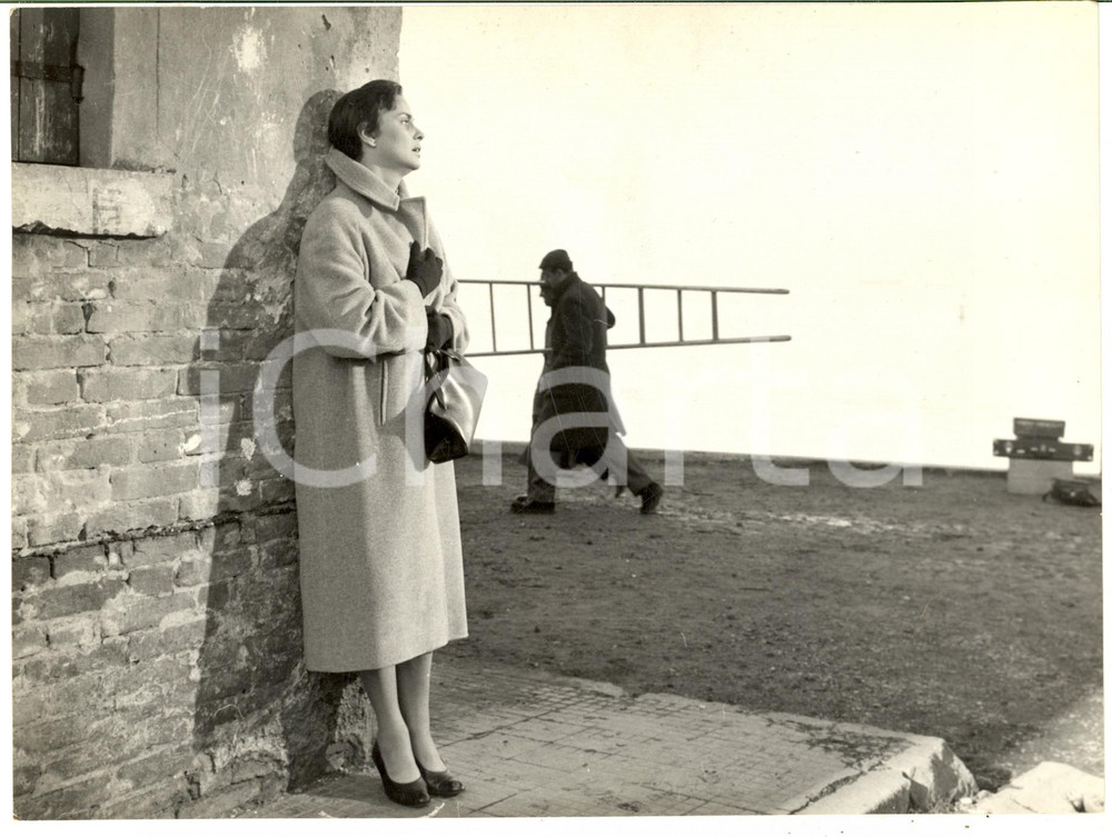 1960 ca CINEMA ITALIA Attrice sul set in localitÃ  di mare *Foto 24x18 cm Fotografia d'epoca.CONDIZIONI: G (ma lievi piegature)    originale e autentica 1