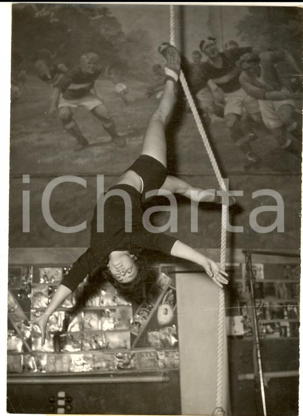 1956 PARIS Vera TALCHY si allena come equilibrista per il GALA DE L'UNION - Foto