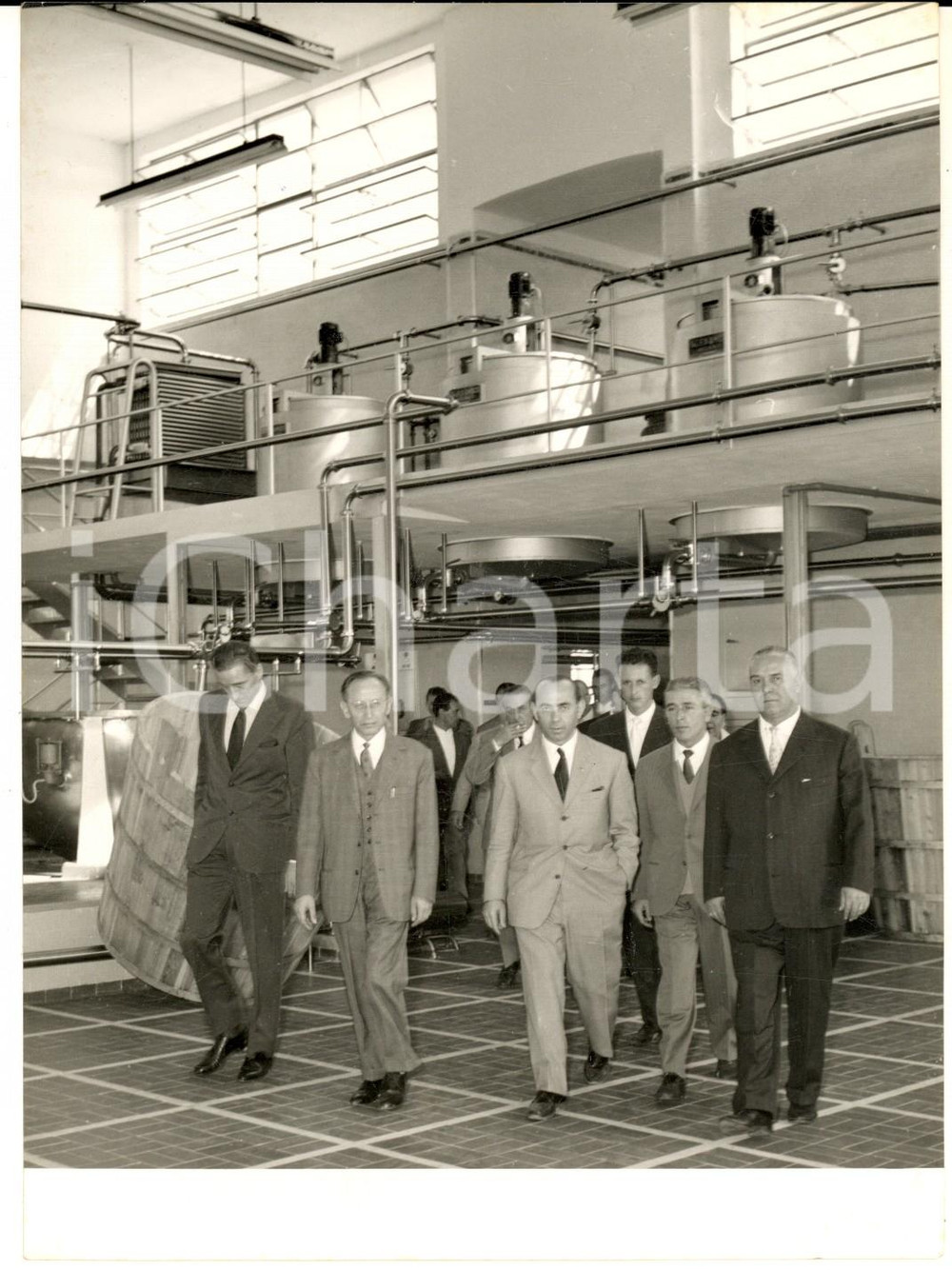 1958 BOZZOLO (MN) On. Paolo BONOMI al nuovo stabilimento GALBANI *Foto 13x18 Fotografia d'epoca, con didascalia coeva al verso. CONDIZIONI: G FORMATO: 13x18 cm    originale e autentica 1