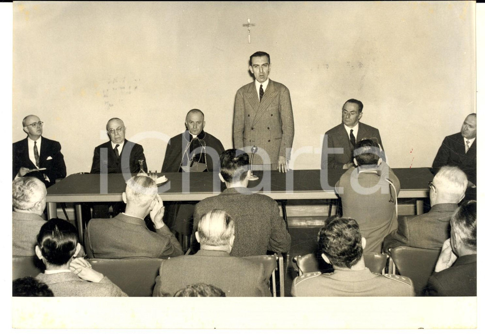 1958 SAN DONATO MILANESE Enrico MATTEI Dino DEL BO a inaugurazione scuola ENI Fotografia d'epoca con didascalia coeva al verso.  FORMATO: 18x13 cm  CONDIZIONI: G   originale e autentica 1