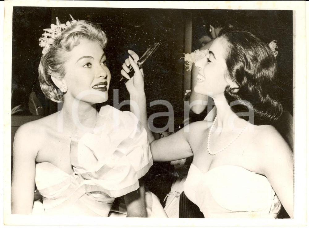 1960 ca HOLLYWOOD Make-Up Artists' ball - Lori NELSON e Marisa PAVAN *Photo