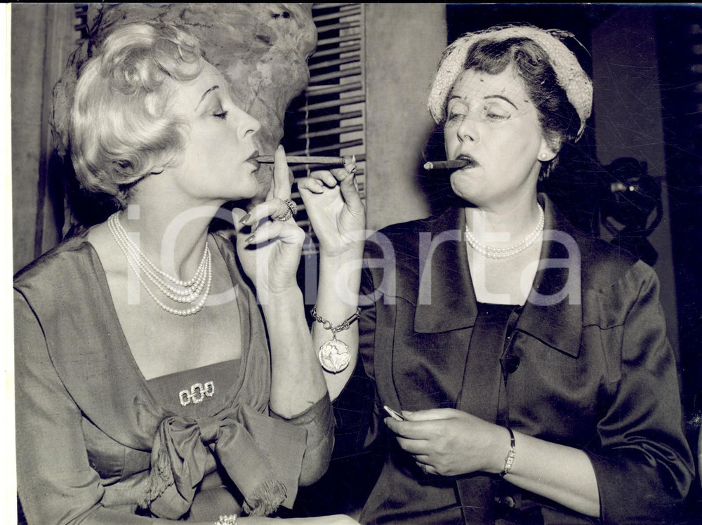 1958 LONDON Pamela CARME and Eileen PEEL smoking *Photo 20x15 cm