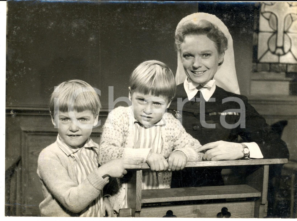 1957 CINEMA "No time for tears" Anna NEAGLE as the Matron *Photo 20x15 cm Fotografia d'epoca, con didascalia coeva al verso. CONDIZIONI: POOR (piegature)FORMATO: 20x15 cm    originale e autentica 1