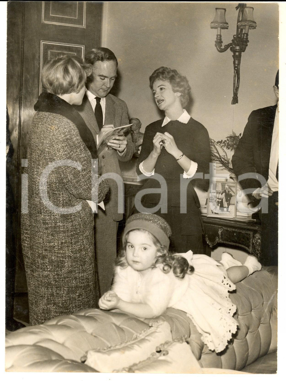 1958 LONDON Actress Moira LISTER and daughter Chantal D'ORTHEZ at home *Photo Fotografia d'epoca con didascalia coeva al verso. CONDIZIONI: FAIR (piegatura all'angolo inferiore destro)FORMATO: 15x20 cm     originale e autentica 1