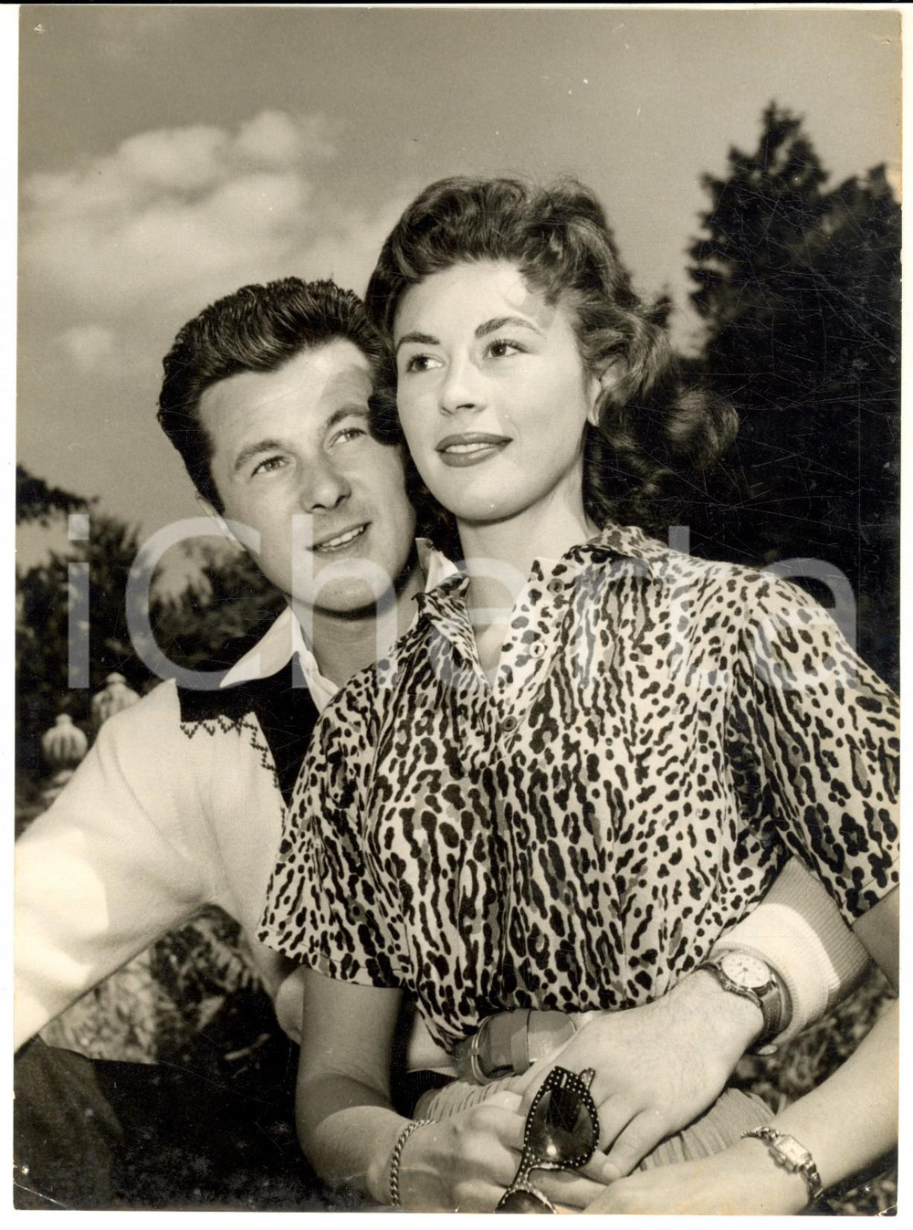 1955 CINEMA Bryan FORBES a Nanette NEWMAN annunciano il fidanzamento - Foto Fotografia d'epoca, con didascalia coeva al verso.  CONDIZIONI: G (ma minime piegature superficiali) CONDIZIONI: 15x20 cm    originale e autentica 1