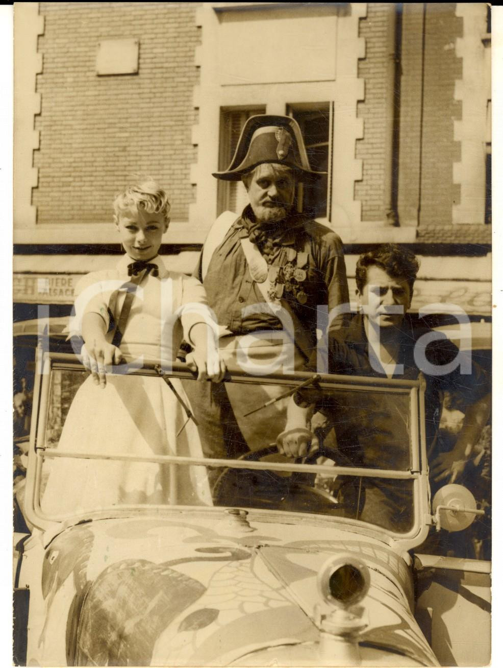 1956 CINEMA "Bonjour Paris Bonjour l'amour" Dany ROBIN - ANATOLE - Daniel GELIN Fotografia d'epoca con didascalia coeva.  CONDIZIONI: G FORMATO:  12x16 cm     originale e autentica 1