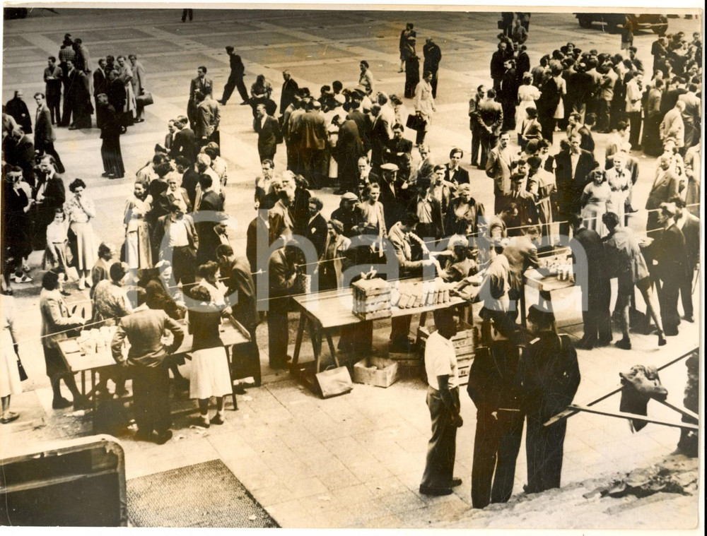1953 EASTERN BERLIN Distribution of seized food-stuffs on Gendarmenmarkt *Photo Fotografia d'epoca, con didascalia coeva al verso. CONDIZIONI: FAIR (alone e ondulatura al margine destro)FORMATO: 20x15 cm    originale e autentica 1