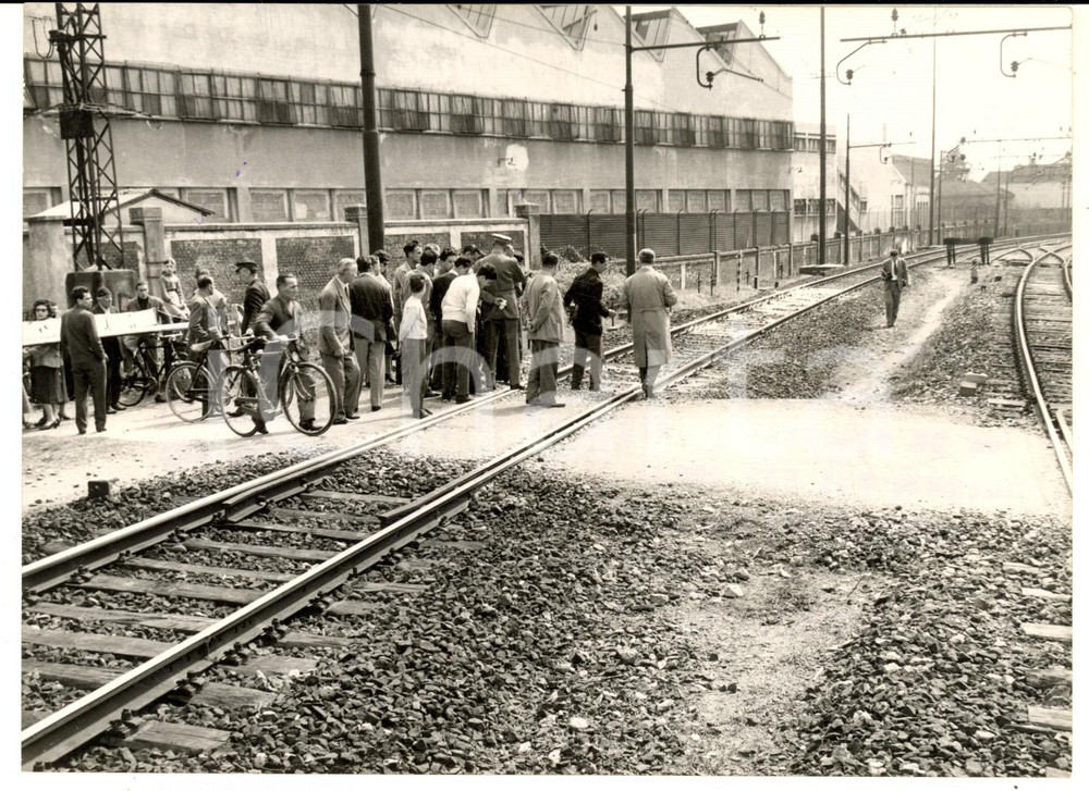 1958 LEGNANO (MI) Folla alla stazione sul luogo di un incidente *Foto 18x13 cm