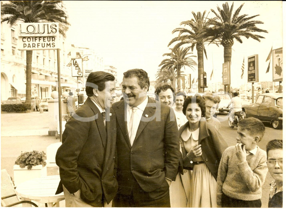 1959 FESTIVAL DI CANNES Il regista Folco LULLI a passeggio - Foto 18x13 cm