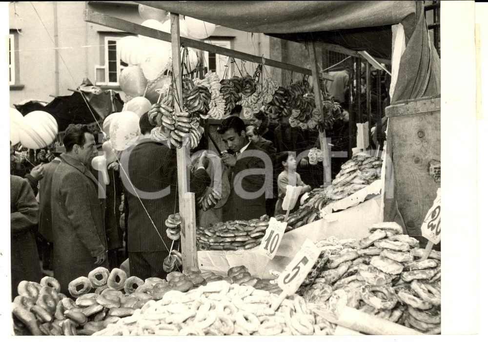 1955 NAPOLI Festa di Sant'Antonio - Mercatino tradizionale - Foto 18x13 cm Fotografia d'epoca, con didascalia coeva al verso. CONDIZIONI: G (ma lieve sovraimpressione)FORMATO: 18x13 cm    originale e autentica 1