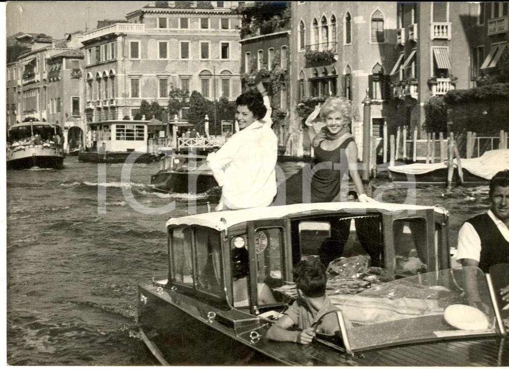 1955 ca VENEZIA MOSTRA DEL CINEMA Mary MARTIN ed Haya HARAREET *Foto 18x13 Fotografia d'epoca con didascalia coeva.  CONDIZIONI: G       originale e autentica 1