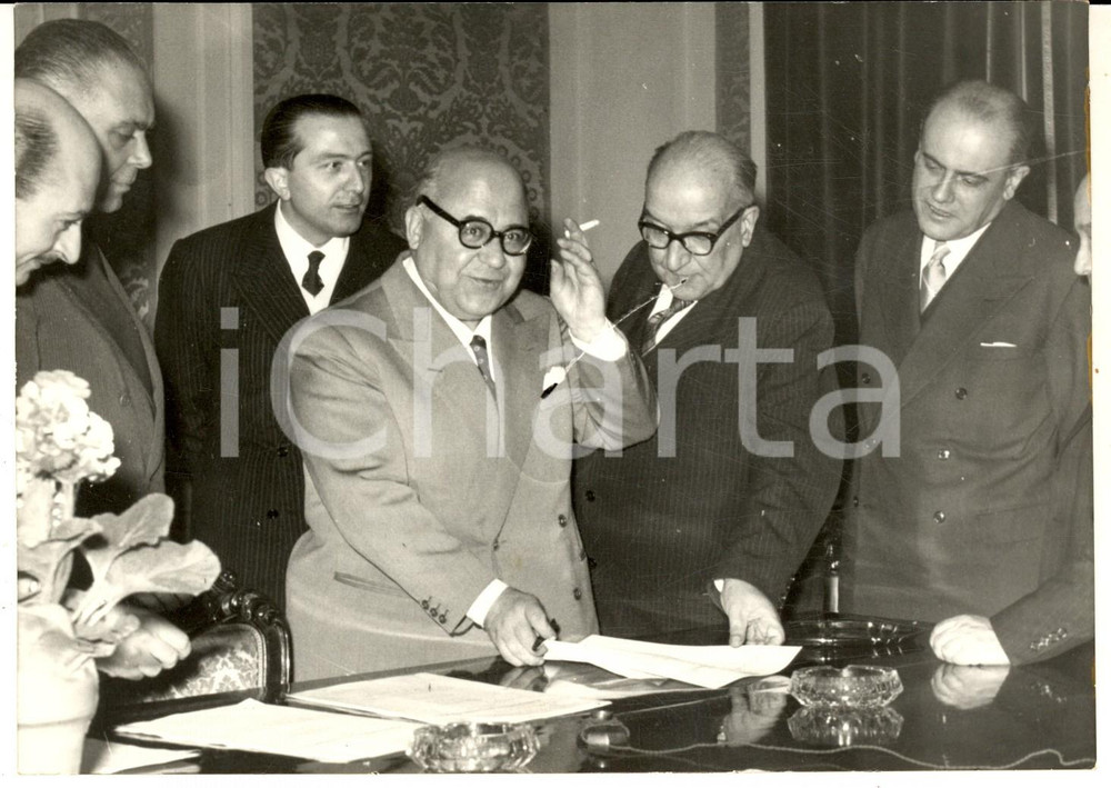 1958 ROMA Il Guardasigilli firma lo scioglimento delle Camere *Foto 18x13 cm
