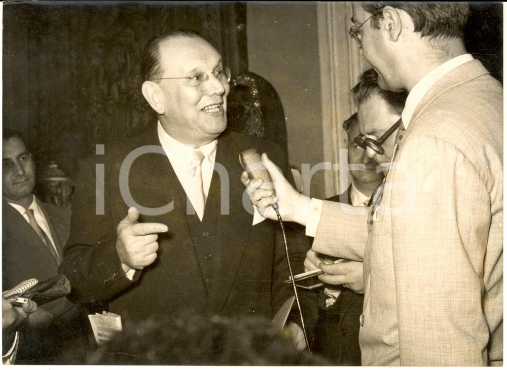 1955 ROMA Crisi di Governo - On. Cino MACRELLI - Foto 18x13 cm Fotografia d'epoca, con didascalia coeva al verso. CONDIZIONI: FAIR (lieve sovraimpressione e tracce di polvere; lieve alone)FORMATO: 18x13 cm    originale e autentica 1