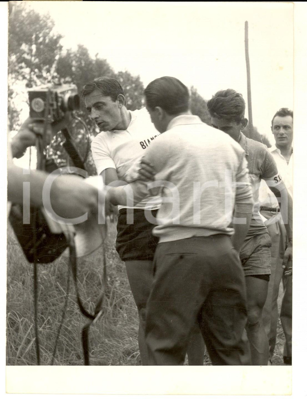 1954 CICLISMO GENOVA-MILANO Fausto COPPI dopo incidente in allenamento - Foto Fotografia d'epoca con didascalia coeva al verso. CONDIZIONI: GFORMATO: 13x18 cm     originale e autentica 1
