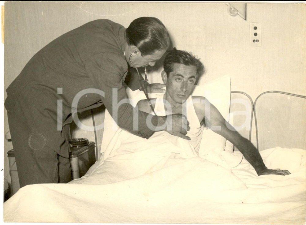 1954 MILANO Fausto COPPI visitato dal dott. FRATTINI dopo un incidente - Foto