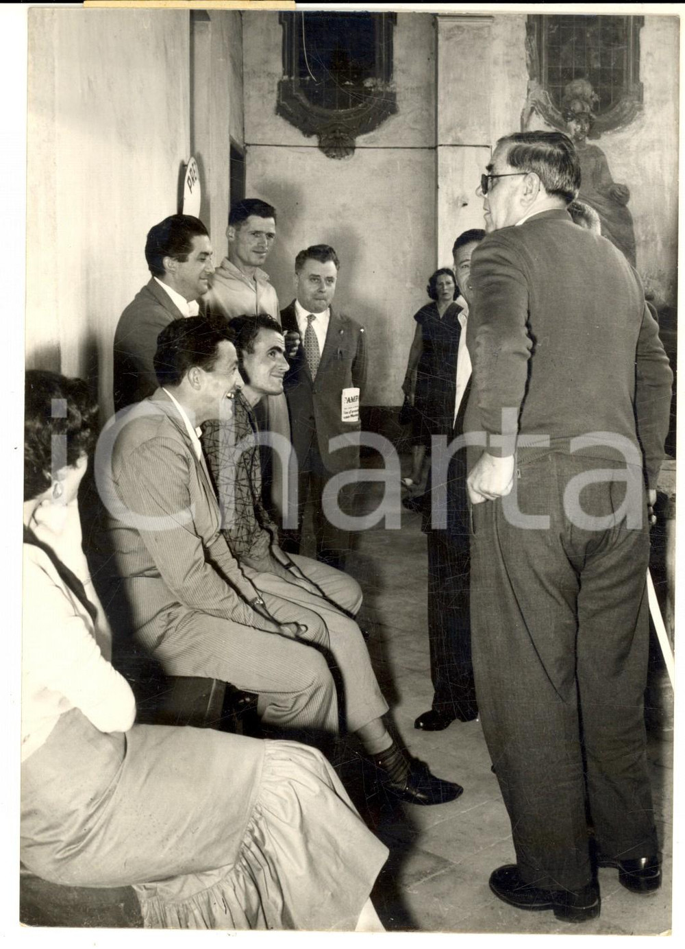 1954 TORINO Biagio CAVANNA in Pretura dopo l'arresto della "Dama Bianca" - Foto Fotografia d'epoca con didascalia coeva al verso.La donna arrestata (non presente nella foto) era Giulia Occhini (detta la "Dama bianca"), compagna di Fausto Coppi. CONDIZIONI: G (ma lieve sovraimpressione)FORMATO: 13x18 cm      originale e autentica 1