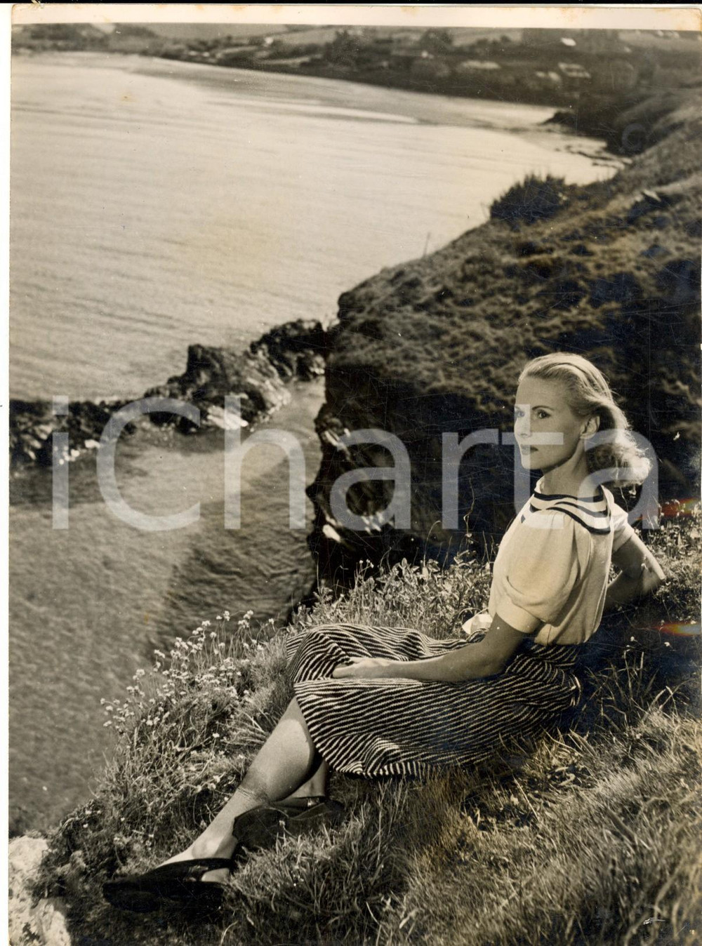1955 ca ST COLUMB MAJOR Ann TODD in vacanza riposa sulla scogliera *Foto Fotografia d'epoca con didascalia coeva al verso. CONDIZIONI: GFORMATO: 15x20 cm     originale e autentica 1