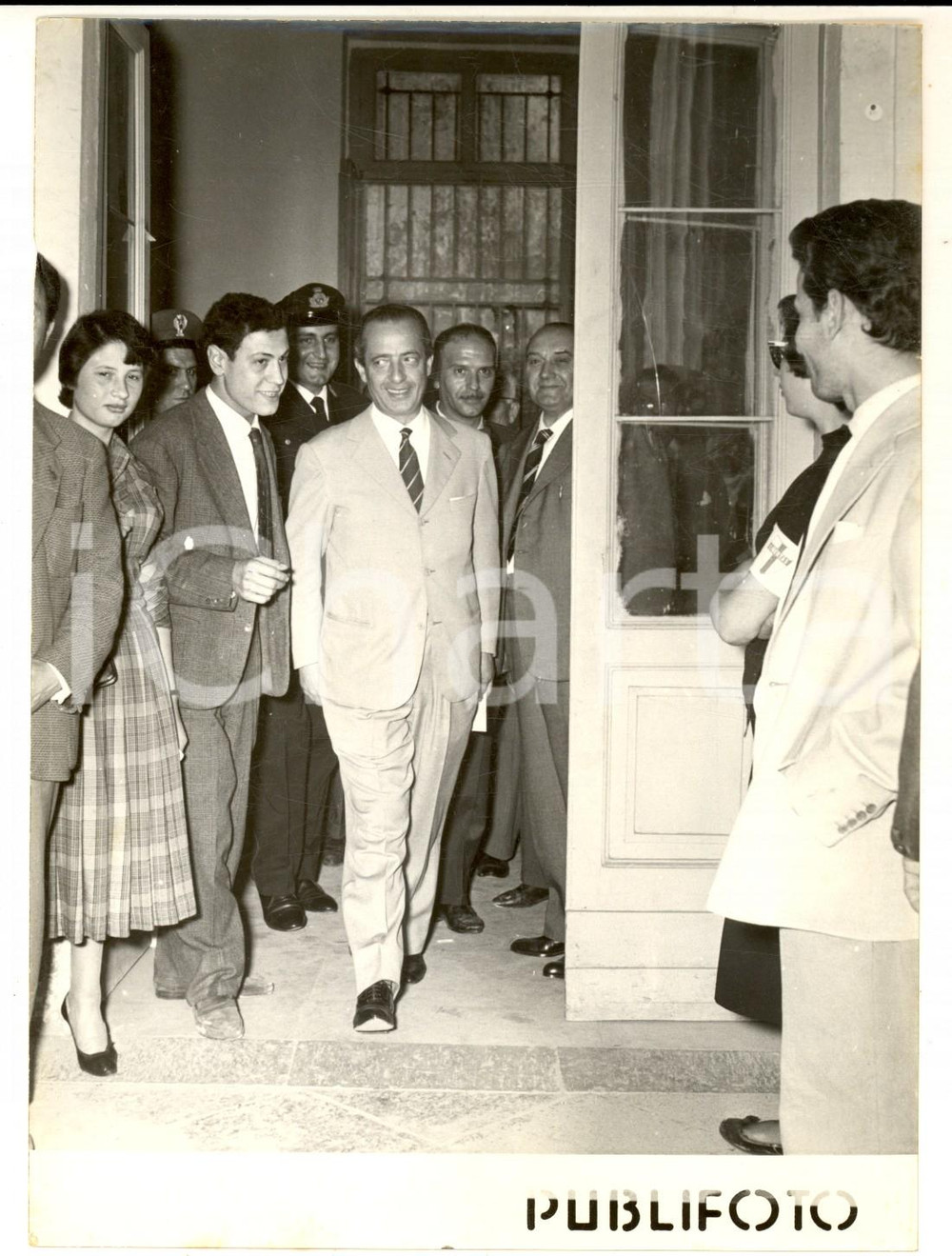 Elezioni 1958 NAPOLI - Nino TARANTO di reca alle urne *Foto 13x18 cm Fotografia d'epoca con didascalia coeva al verso. CONDIZIONI: G     originale e autentica 1