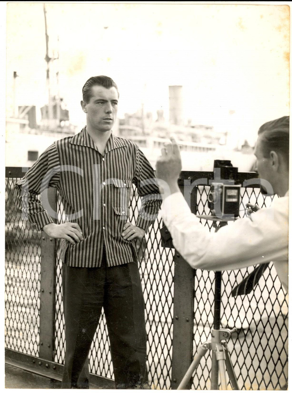 1958 LONDON Dock worker Johnt TURNER posing as a model - Photo 15x20 cm Fotografia d'epoca con didascalia coeva al verso.  CONDIZIONI: FAIR (lievi piegature al margine superiore con alone)FORMATO: 15x20 cm     originale e autentica 1