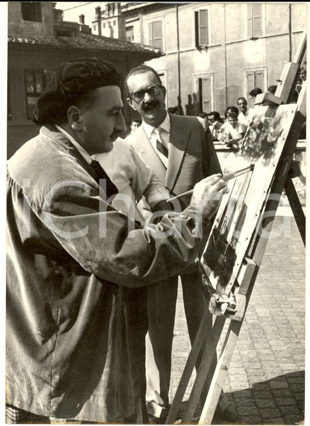 1958 ROMA Alberto TALEGALLI pittore per "La 24^ ora" in Piazza di Spagna - Foto Fotografia d'epoca con didascalia coeva al verso.  CONDIZIONI: G (ma minima brunitura al margine inferiore)FORMATO: 13x18 cm     originale e autentica 1