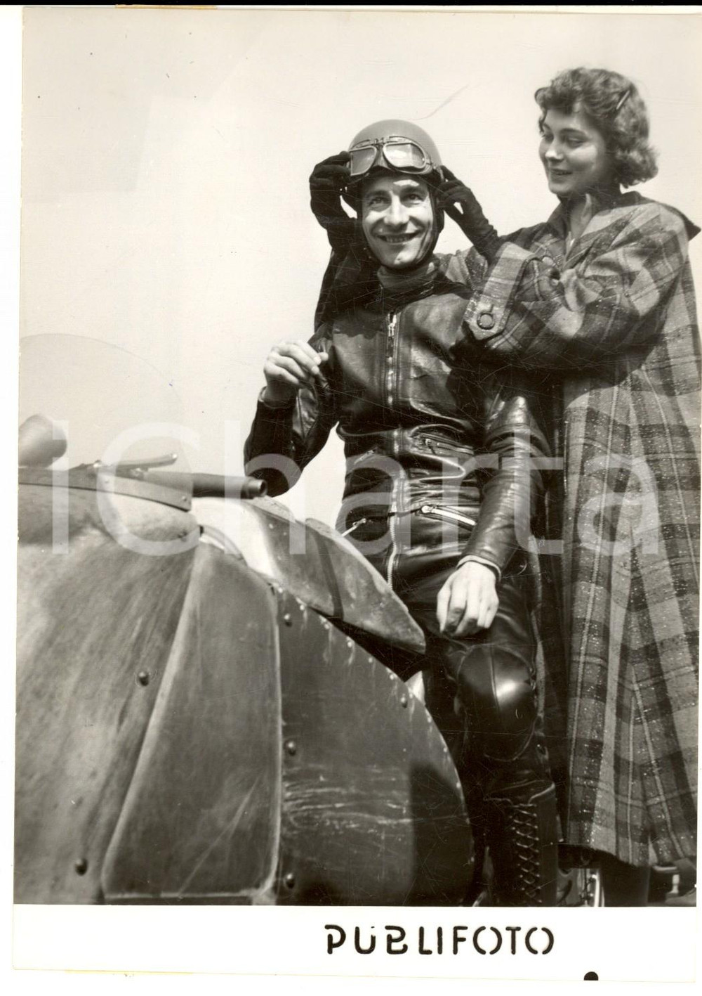 1954 MONZA MOTOCICLISMO Enrico LORENZETTI su Moto GUZZI con attrice Marta TOREN Fotografia d'epoca con didascalia coeva.  CONDIZIONI: G (ma lieve sovrimpressione circolare) FORMATO: 13x18 cm     originale e autentica 1