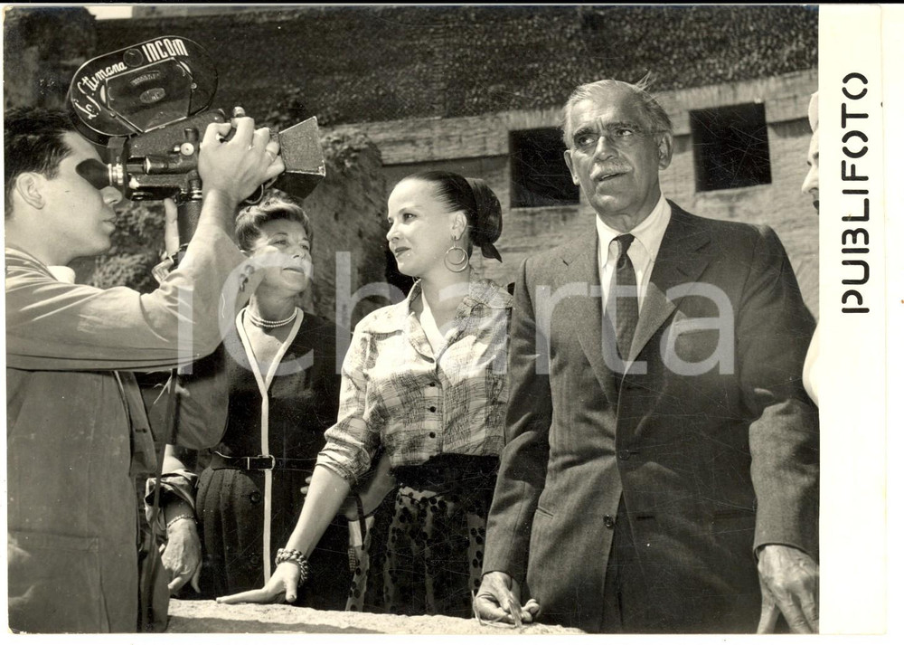 1953 ROMA Boris KARLOFF e Franca MARZI in città per "Il mostro dell'isola" *Foto