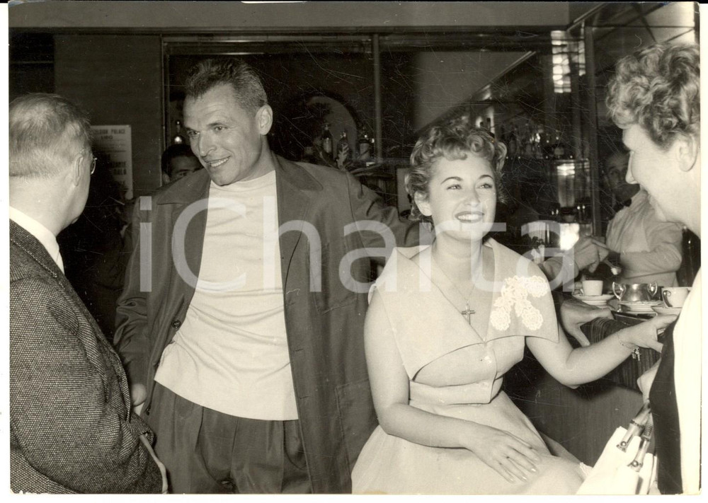 1954 VENEZIA Mostra del Cinema - Regista AndrÃ© CAYATTE con Irene GENNA *Foto Fotografia d'epoca con didascalia coeva.  CONDIZIONI: G (ma minimi graffi superficiali)FORMATO: 18x13 cm     originale e autentica 1