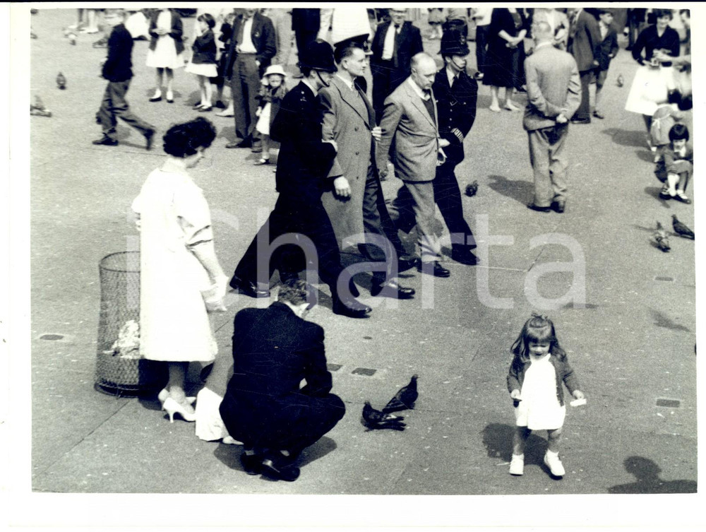 1960 LONDON Sir Oswald MOSLEY addresses Trafalgar Square meeting *Photo 20x15 cm Fotografia d'epoca con didascalia coeva.  CONDIZIONI: FAIR (lievi rigature) FORMATO: 20x15 cm     originale e autentica 1