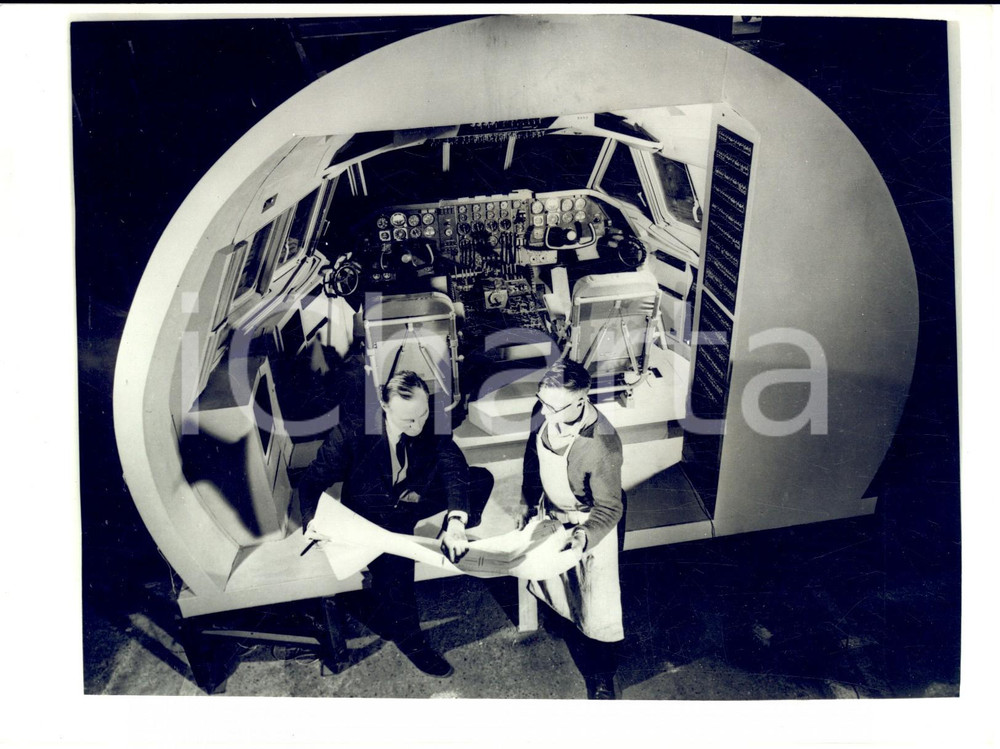 1961 EXPO TORINO John LUNN prepara il Vickers Viscount per la mostra inglese Fotografia d'epoca con didascalia coeva.  CONDIZIONI: GFORMATO: 20x15 cm     originale e autentica 1