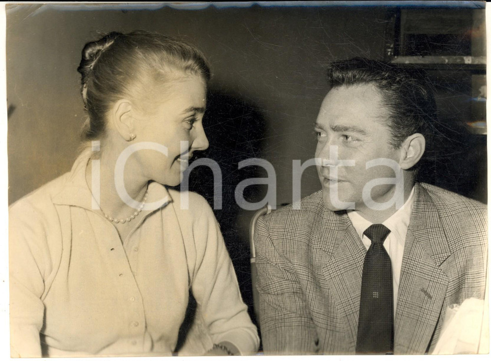 1958 LONDON Betsy DRAKE meets Richard TODD on the set of "Intent to kill" *Photo Fotografia d'epoca, con didascalia coeva al verso. CONDIZIONI: G FORMATO: 20x15 cm    originale e autentica 1
