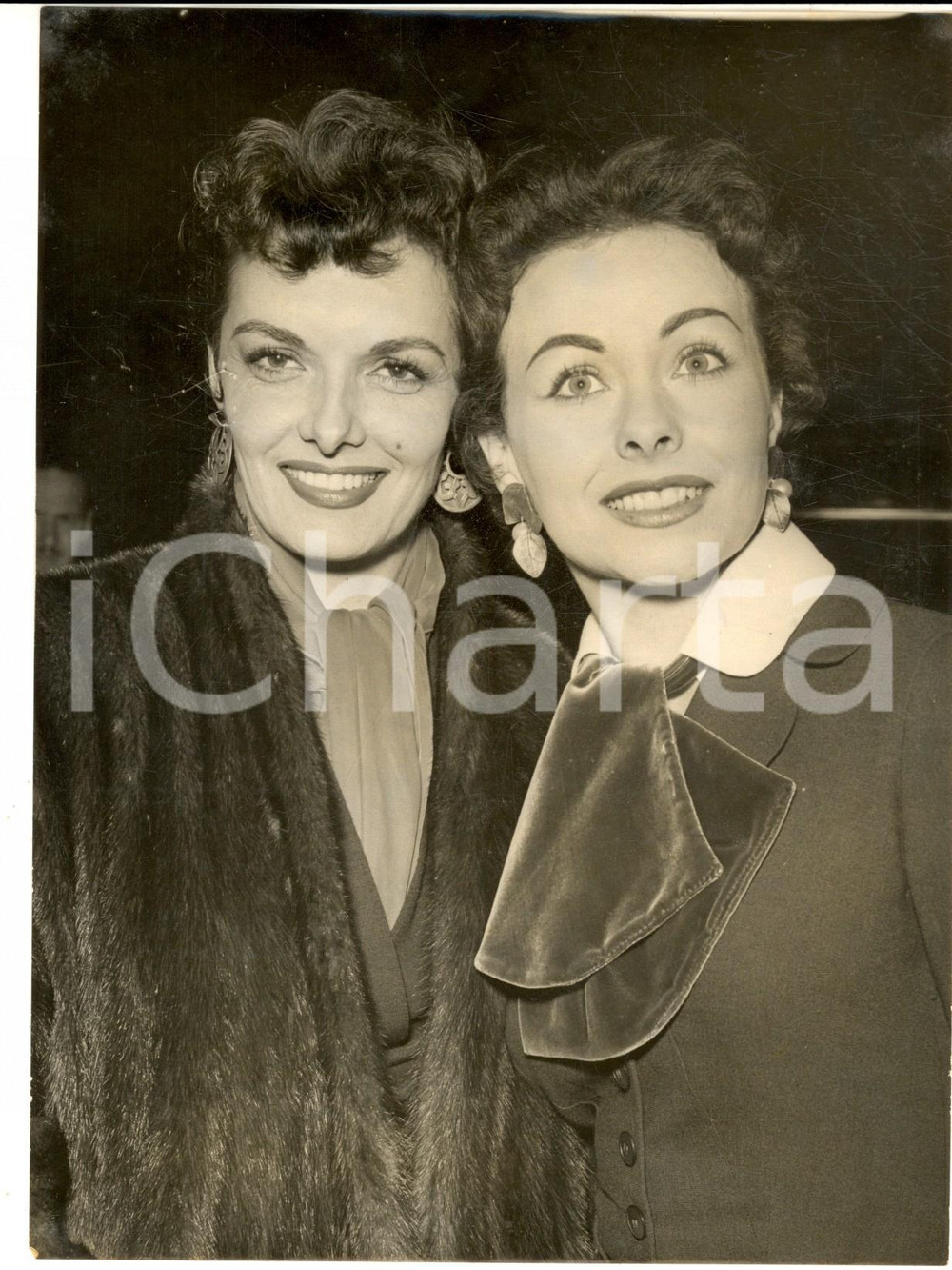 1954 LONDON Airport Jane RUSSELL rejoins Jeanne CRAIN on arrival from Paris