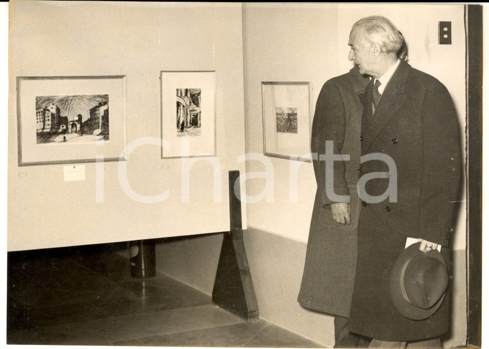 1956 ROMA PALAZZO ESPOSIZIONI Antonio SEGNI alla Mostra di pittura e scultura Fotografia d'epoca con didascalia coeva al verso. CONDIZIONI: G (ma lievi piegature) FORMATO: 18x13 cm     originale e autentica 1