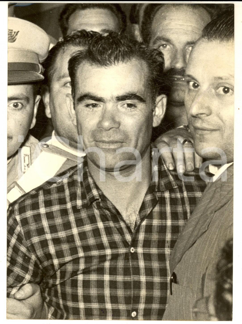 1954 TOLFA (RM) Il bandito sardo Luigi DEIANA catturato - Foto 13x18 cm Fotografia d'epoca con didascalia coeva.  CONDIZIONI: GFORMATO: 13x18 cm     originale e autentica 1
