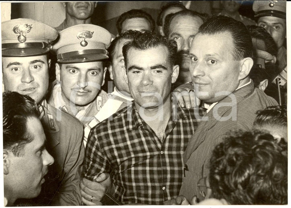 1954 TOLFA (RM) La cattura del bandito sardo Luigi DEIANA  - Foto 18x13 cm Fotografia d'epoca con didascalia coeva.  CONDIZIONI: G     originale e autentica 1