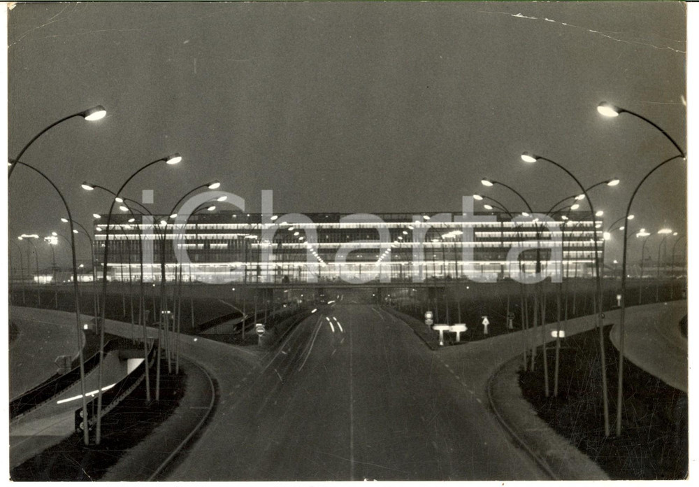 1961 PARIS ORLY Vue nocturne de la nouvelle aÃ©rogare avant l'inauguration  Fotografia d'epoca con didascalia coeva al verso. CONDIZIONI: POOR (piegature al margine superiore e graffi)FORMATO: 21x15 cm     originale e autentica 1