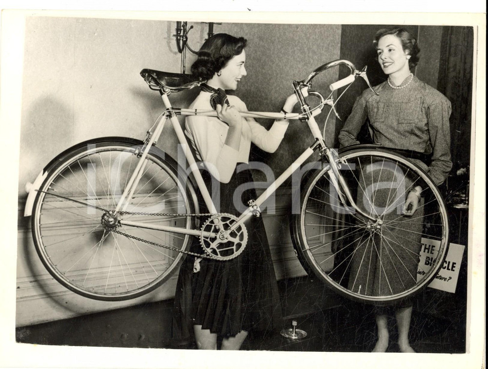 1954 LONDON Glass bike by HERCULES CYCLE co. - A demonstration *Photo Fotografia d'epoca con didascalia coeva al verso.  CONDIZIONI: G (ma lieve sovraimpressione) FORMATO: 20x15 cm    originale e autentica 1