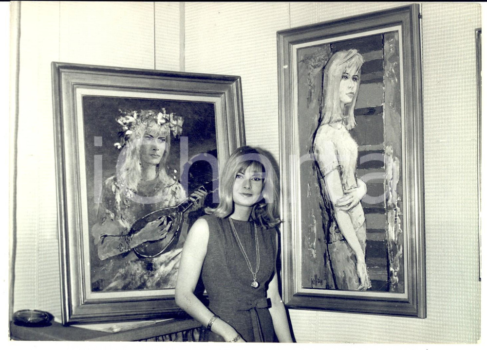 1955 ca FRANCIA Mostra pittrice Guily JOFFRIN - Modella con due ritratti *Foto Fotografia d'epoca.  CONDIZIONI: GFORMATO:  18x13 cm    originale e autentica 1