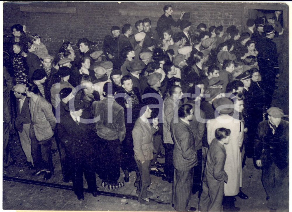 1953 SERAING (LIEGE) Catastrophe minière - Les parents à la porte du charbonnage