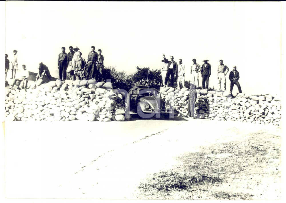 1961 Crise BIZERTE Barrage Ã  MENZEL DJEMIL - Tunisiens contrÃ´lent les voitures Fotografia d'epoca con didascalia coeva.  CONDIZIONI: GFORMATO: 18x13 cm      originale e autentica 1